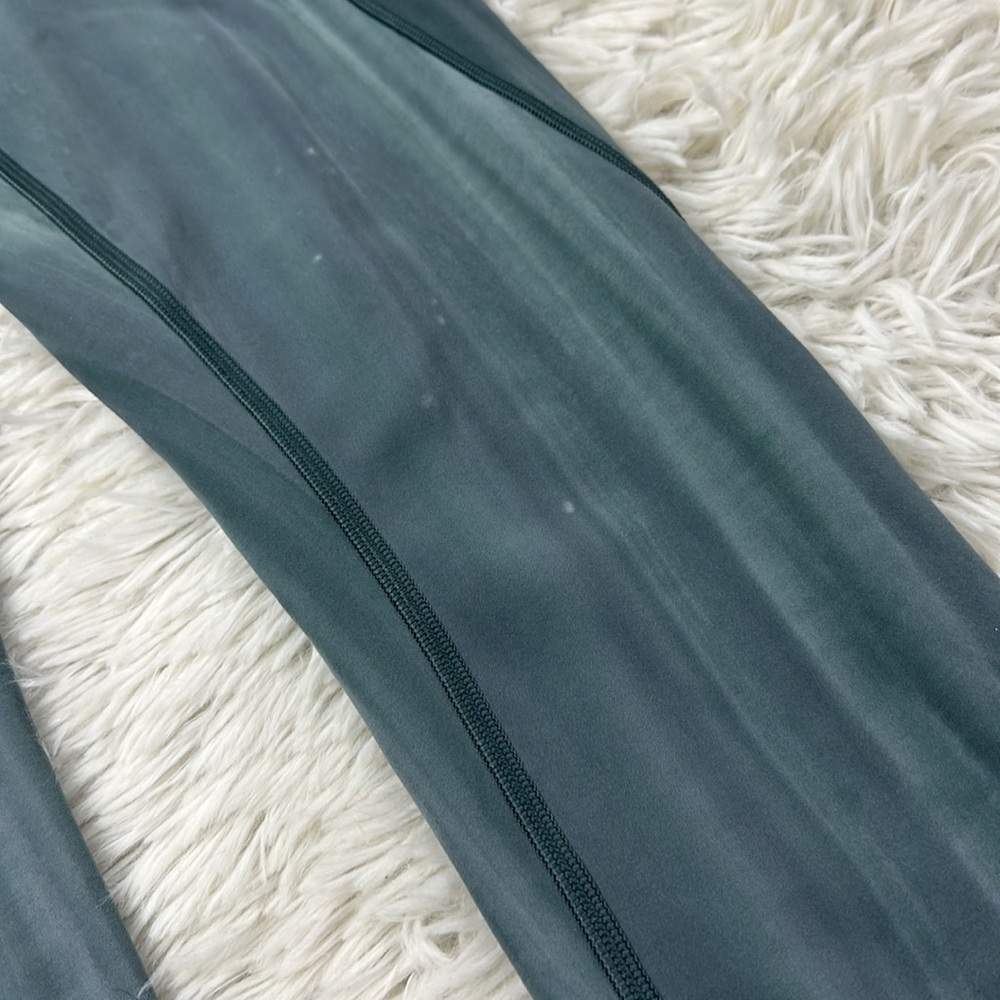 Lululemon In Movement Tight 25" *Everlux Linear Spray Dye White Deep Ocean - Picture 4 of 6